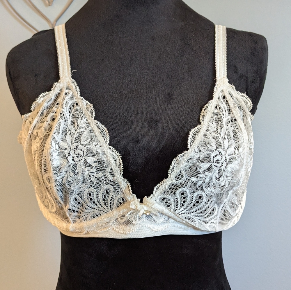 Le Mystere Cream Lace Bra with Scalloped Edges (38C)